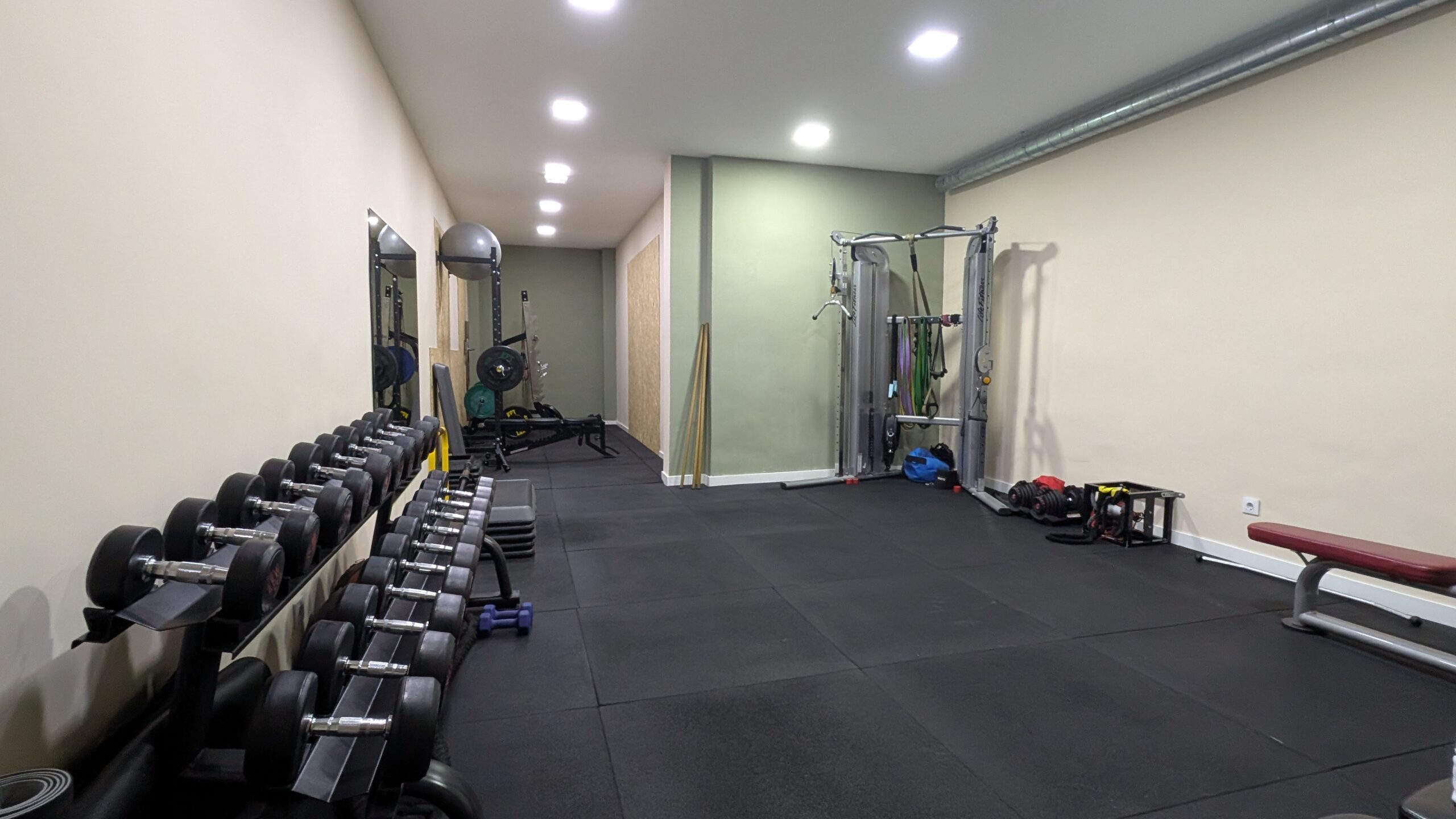 Interior del estudio de entrenamiento personal Healthy Fitness en el Retiro de Madrid
