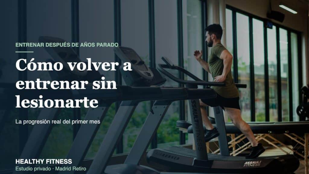 Hombre entrenando en cinta de correr en estudio profesional, retomando el ejercicio tras años parado — Healthy Fitness Madrid Retiro